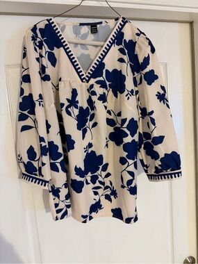 SHEIN White and Navy Floral V-Neck Tunic Blouse